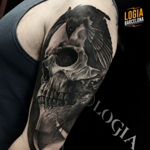 tatuaje_hombro_calavera_cuervo_Logia_Barcelona_Jas